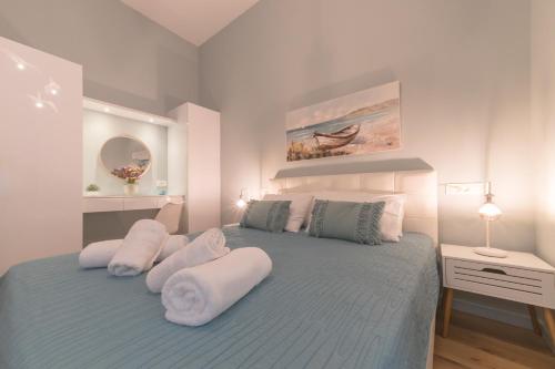 1 dormitorio con 1 cama con toallas en Saint George cozy studio, en Nauplia