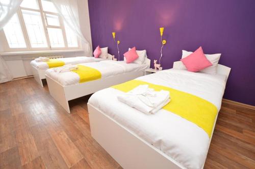 エカテリンブルクにあるAparts Letoの紫の壁のドミトリールーム ベッド2台