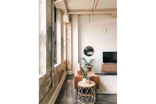 Μια τηλεόραση ή/και κέντρο ψυχαγωγίας στο Historic Sterchi Loft on Gay St