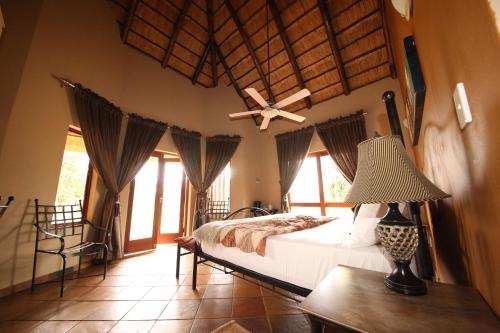 מיטה או מיטות בחדר ב-Makhato Bush Lodge 109
