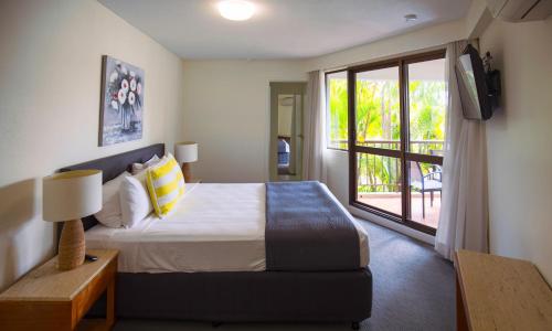 En eller flere senge i et værelse på Ocean Breeze Resort
