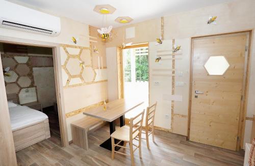 Voodi või voodid majutusasutuse Honey Paradise glamping resort toas