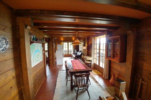 En restaurant eller et andet spisested på Chalet paisible dans la nature avec belle vue sur le lac Léman
