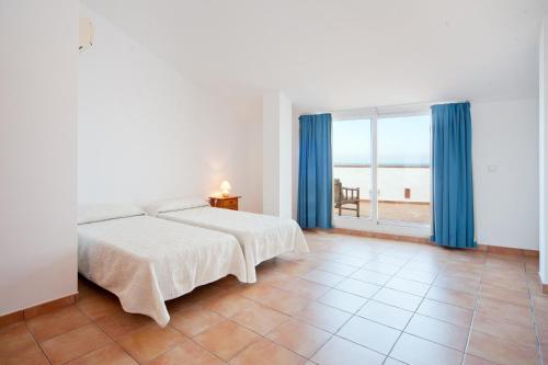 Schlafzimmer mit einem Bett und Meerblick in der Unterkunft Port marina 4 in L'Escala