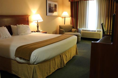a hotel room with two beds and two lamps at Holiday Inn Express Tehachapi, an IHG Hotel in Tehachapi