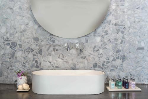 Ένα μπάνιο στο Myst Boutique Hotel