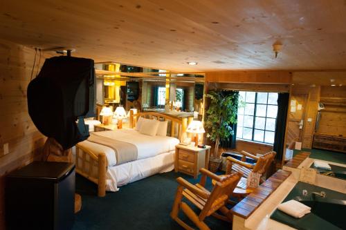 ein Schlafzimmer mit Bett und ein Wohnzimmer in der Unterkunft Postmarc Hotel and Spa Suites in South Lake Tahoe