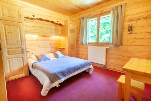 モルジヌにあるClair Matin 2の木造キャビン内のベッド1台が備わるベッドルーム1室を利用します。