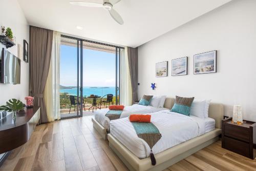 a bedroom with a large bed with a view of the ocean at Luxury Verano Residence 3 Bedroom Seaview Villa Chaweng Noi in Bophut 