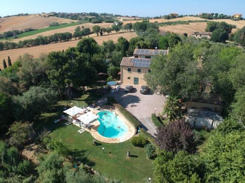 una vista aérea de una casa con piscina en Il Lauro, en San Costanzo