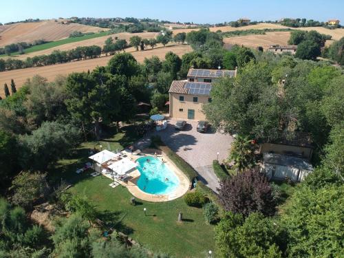 an aerial view of a house with a swimming pool at Il Lauro in San Costanzo