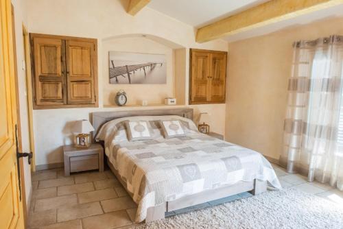 - une chambre avec un lit dans l'établissement Chateau de Sainte Croix, à Carcès