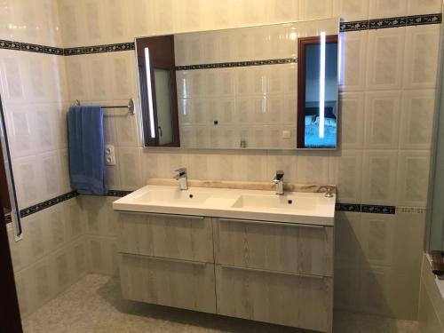 Ένα μπάνιο στο Casa individual con piscina miami playa