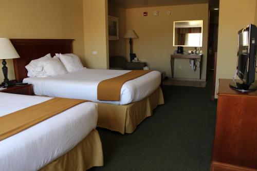 Ένα ή περισσότερα κρεβάτια σε δωμάτιο στο Holiday Inn Express Tehachapi by IHG