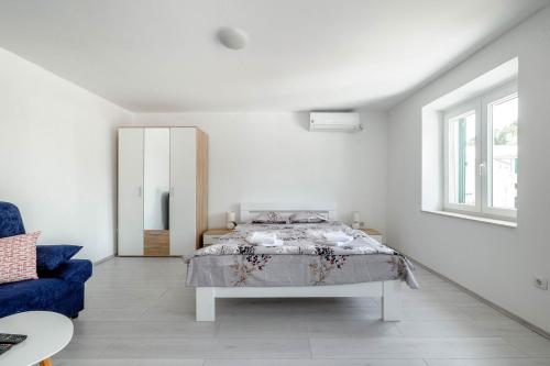 Un pat sau paturi într-o cameră la Apartments Paola