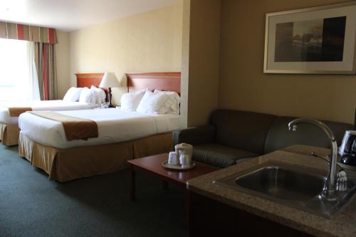 Ένα ή περισσότερα κρεβάτια σε δωμάτιο στο Holiday Inn Express Tehachapi by IHG