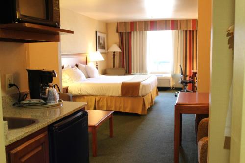 Säng eller sängar i ett rum på Holiday Inn Express Tehachapi, an IHG Hotel