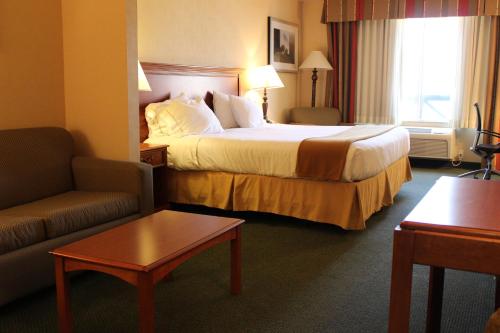 Ένα ή περισσότερα κρεβάτια σε δωμάτιο στο Holiday Inn Express Tehachapi by IHG