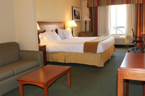 Ένα ή περισσότερα κρεβάτια σε δωμάτιο στο Holiday Inn Express Tehachapi by IHG