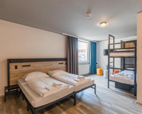 ein Schlafzimmer mit einem Bett und einem Etagenbett in der Unterkunft a&o Berlin Hauptbahnhof in Berlin