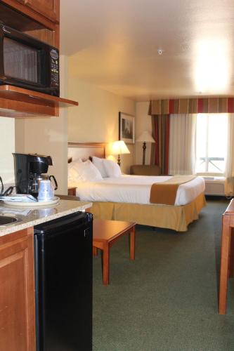 Ένα ή περισσότερα κρεβάτια σε δωμάτιο στο Holiday Inn Express Tehachapi by IHG
