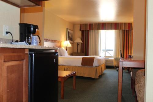 Ένα ή περισσότερα κρεβάτια σε δωμάτιο στο Holiday Inn Express Tehachapi by IHG