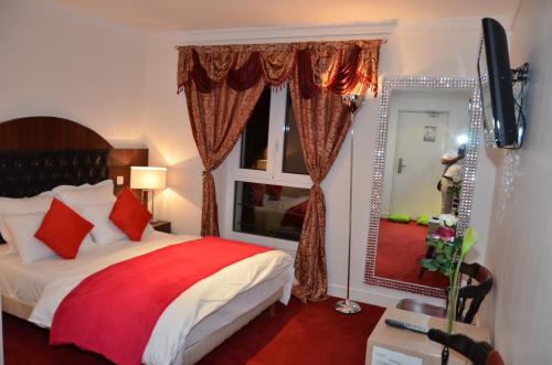 Tempat tidur dalam kamar di Hotel Regina Montmartre