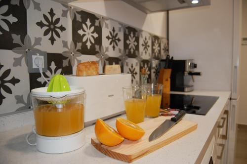 a kitchen counter with glasses of orange juice on a cutting board at ALHAJAS DE CORDOBA in Córdoba