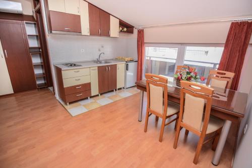 Darni Central Apartments - Bazaar Location With Free Parkingにあるキッチンまたは簡易キッチン