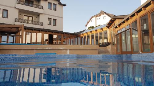 a swimming pool in front of a building at Ogi & Una Premijer 42 in Kopaonik
