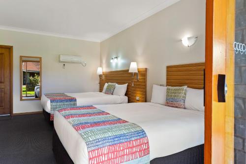 a hotel room with two beds and a window at Julie-Anna, Bendigo in Bendigo
