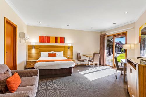 a hotel room with a bed and a table at Julie-Anna, Bendigo in Bendigo