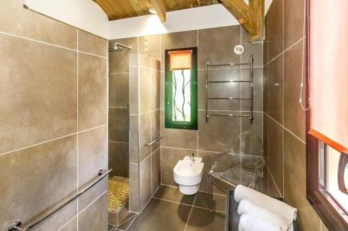 Et badeværelse på La Musarde, magnifique villa avec piscine chauffée à deux pas de la plage de Boucan Canot