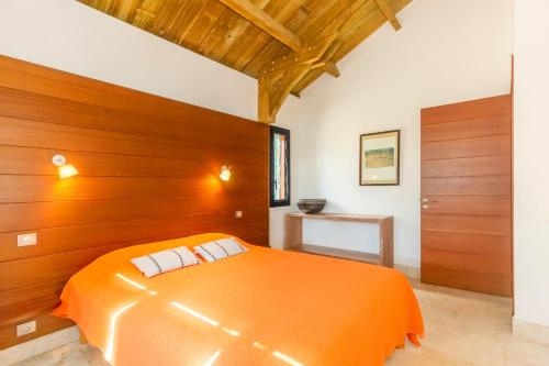 A bed or beds in a room at La Musarde, magnifique villa avec piscine chauffée à deux pas de la plage de Boucan Canot