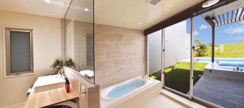 Bilik mandi di Feliz Villa Suite Irabujima Sawada