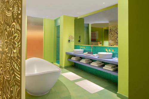 Symphony Style Hotel Kuwait tesisinde bir banyo