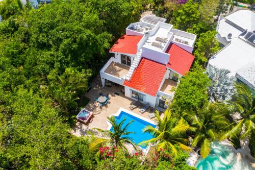 een luchtzicht op een huis met een zwembad bij Villa Holiday Playa Del Carmen in Playa del Carmen