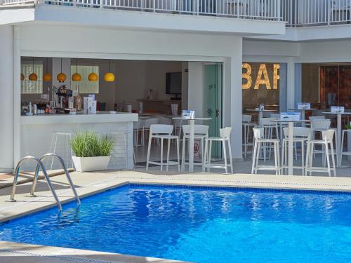 Бассейн в BQ Carmen Playa- Adults Only или поблизости