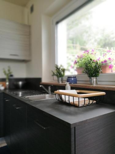 Kuchyň nebo kuchyňský kout v ubytování A&G Apartment Aosta - Elegante Casa 100 mq su due piani con Wi-Fi-giardino-parcheggio