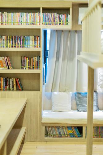 a book shelf with a bed in a library at Amaka Bed and Breakfast in Chiang Mai