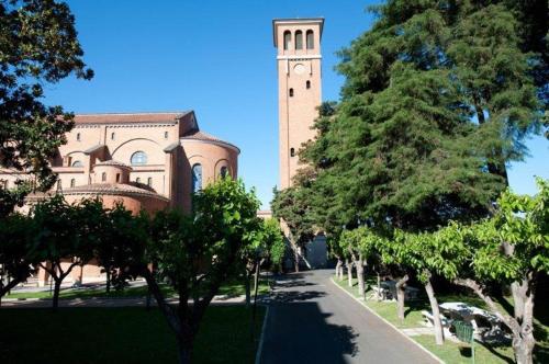 um grande edifício com uma torre de relógio à distância em Casa La Salle - Roma Vaticano em Roma