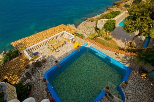 an overhead view of a swimming pool next to the ocean at Vila Dora in Dobra Voda