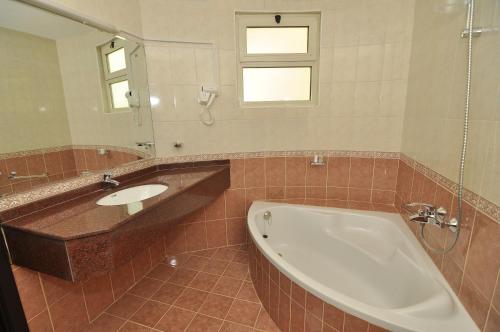 Koupelna v ubytování Aldar Hotel
