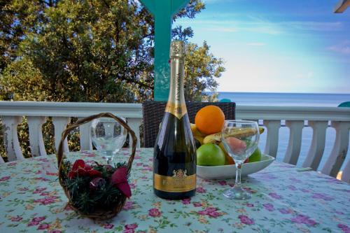 - Botella de vino y cesta de fruta en la mesa en Vila Dora, en Dobra Voda