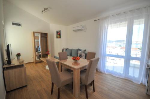 Ein Sitzbereich in der Unterkunft Apartmani Vitic