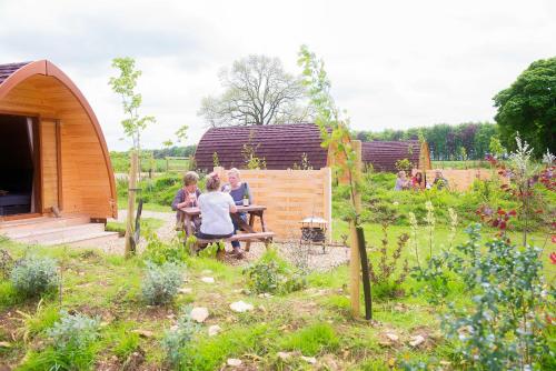 Taman di luar Mallow Glamping Pod
