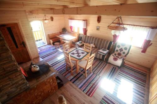 een woonkamer en eetkamer vanuit de lucht bij Domek na uboczu in Klikuszowa