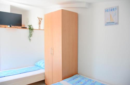 A bed or beds in a room at Apartmani prvi red do mora