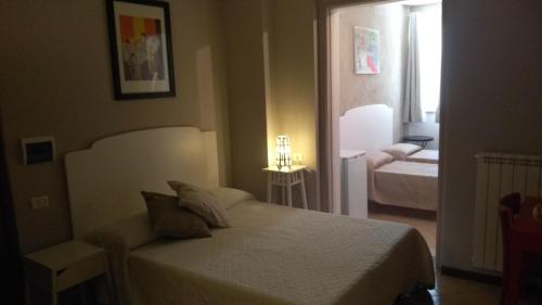 - une chambre avec un lit et une chambre avec deux lits dans l'établissement Villa Istonia, à Cupello