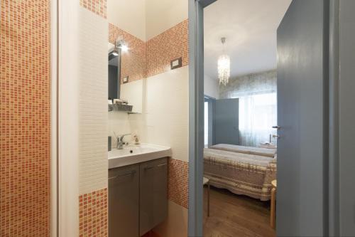 łazienka z umywalką i łóżkiem w pokoju w obiekcie PadovaResidence Apartments - vicino Cappella degli Scrovegni e Ospedale w Padwie